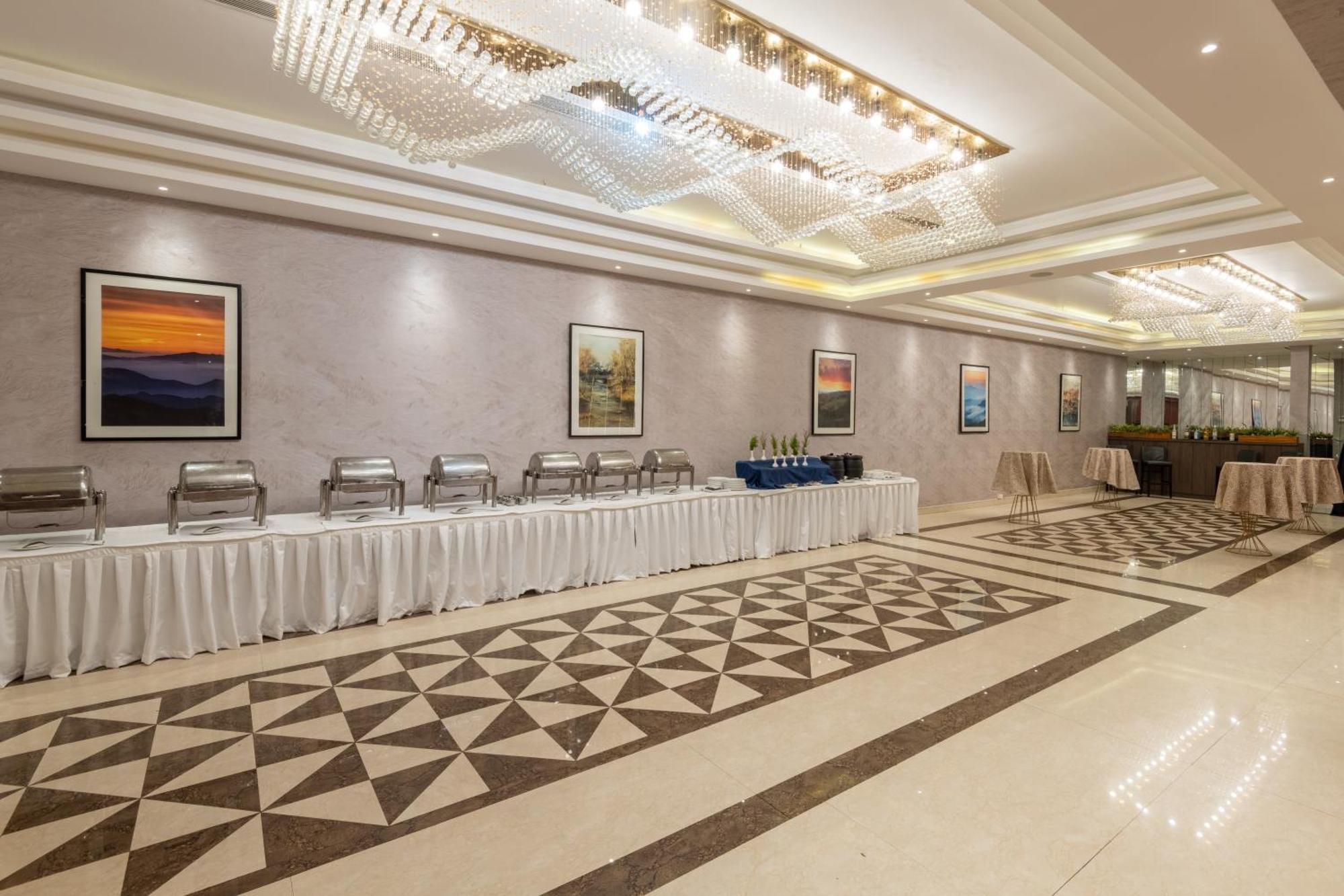 Ramada By Wyndham Kasauli Hotel Exterior photo